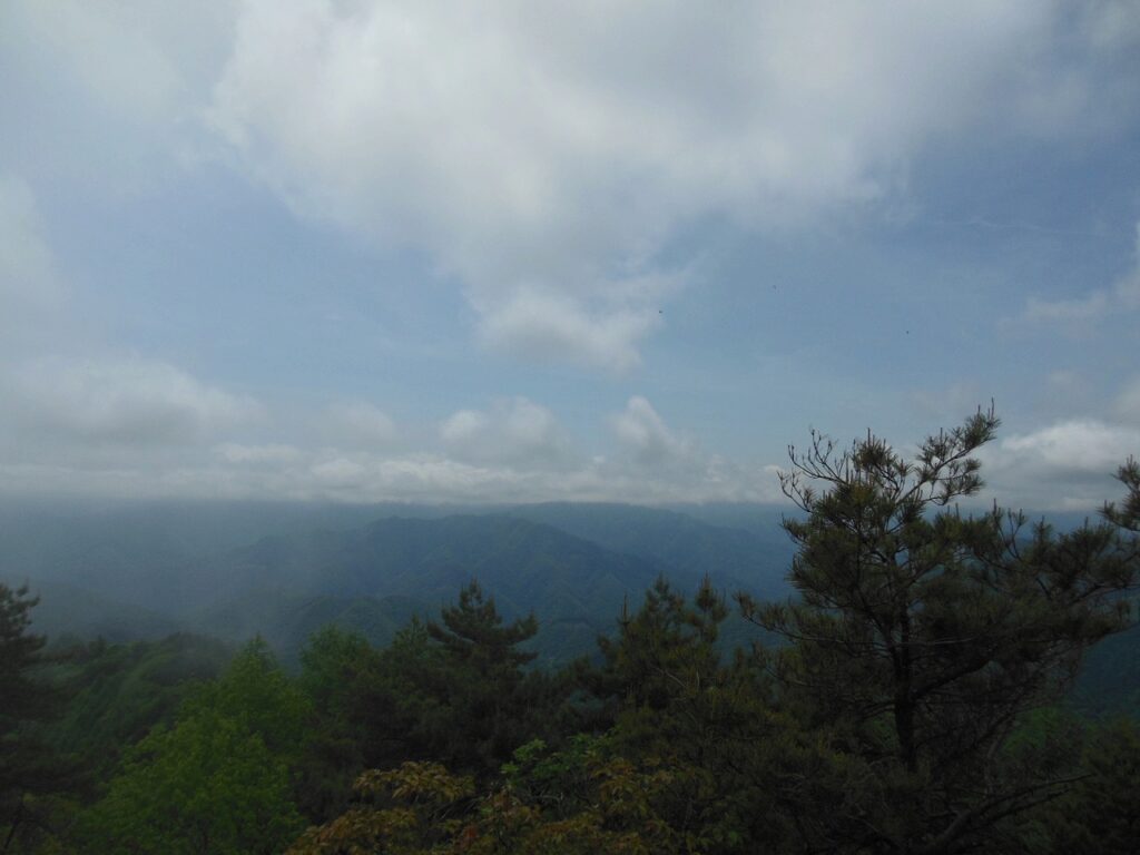 シラケ山からの一瞬の眺望
