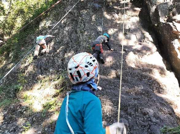 ロープを使用した岩壁登攀の訓練風景